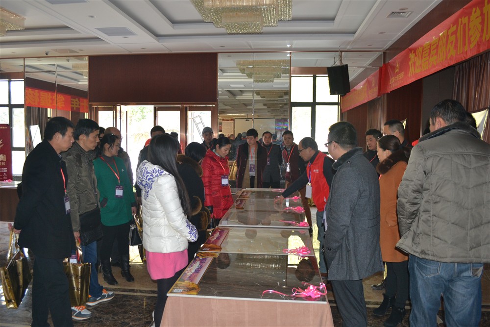 217永信贵宾会瓷砖工作人员为瓷砖代理商伴侣具体介绍金刚釉II代产品