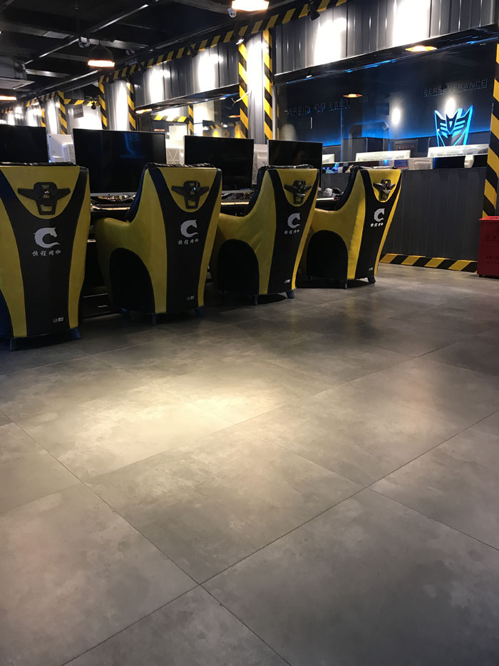 217永信贵宾会现代仿古砖案例:别说了，一路去这个1000方的网咖开黑！