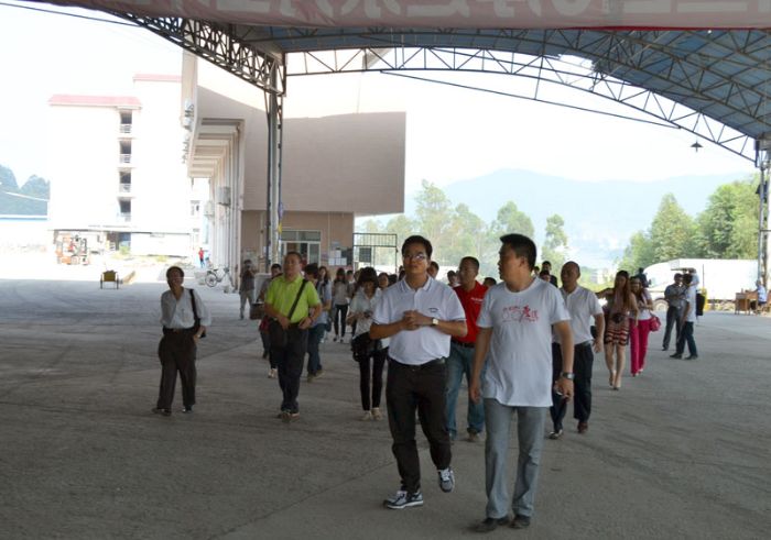 217永信贵宾会瓷砖品牌董事长和营销总经理带队参观出产基地