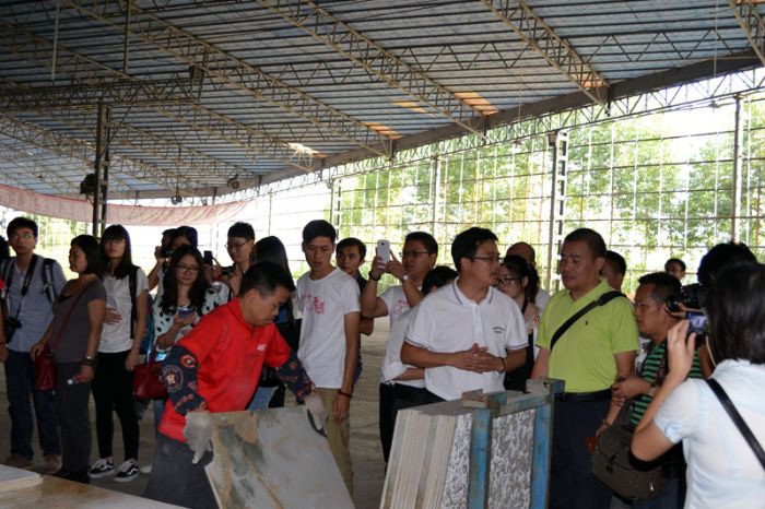 217永信贵宾会瓷砖品牌董事长向媒体记者介绍产品