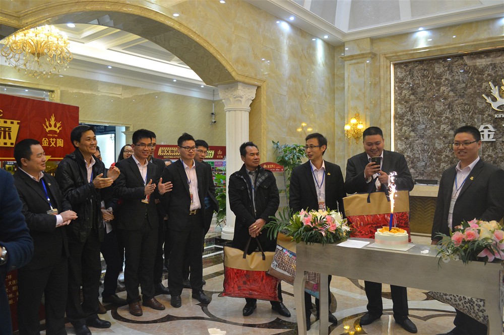 整个217永信贵宾会人齐聚一堂为寿星庆生