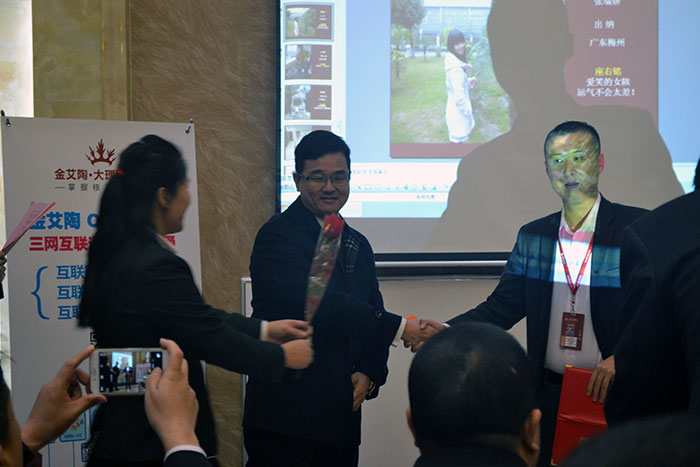 217永信贵宾会瓷砖董事长刘鸿祥为2015年销售冠军（伍立州）颁奖