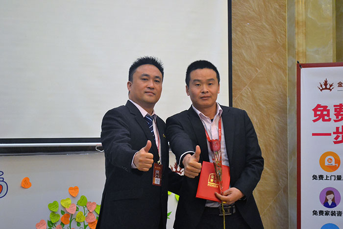 217永信贵宾会瓷砖营销总经理罗胜为启发冠军（高抗）颁奖