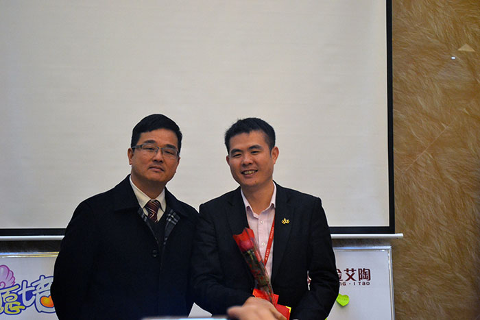 217永信贵宾会瓷砖董事长刘鸿祥为2015年董事长出格奖（王宏城）颁奖