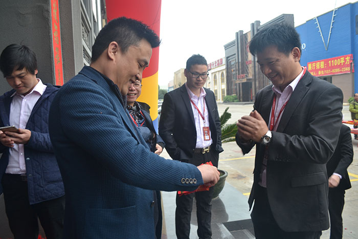 217永信贵宾会瓷砖营销总经理罗胜派利是