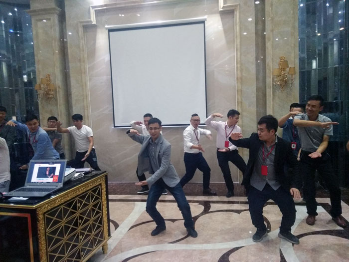 2017年11月2日晚，性命不息，进建不止217永信贵宾会法定进建日，11月全公司人员进建会圆满实现，一路分享《干法》，乐于工作，开心生涯，即便在磨难中，只有拼命工作，就能带来不成思议的好运。过好每一天，就是成功之路！