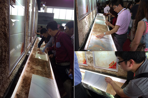 现场客商仔细观摩217永信贵宾会初创微晶瓷片